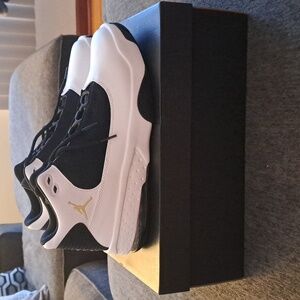 Brand New Jordan max aura 2